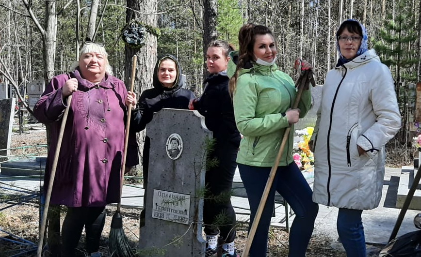 Накануне Дня Победы серовские медики прибрались на могилах заслуженных врачей – фронтовиков